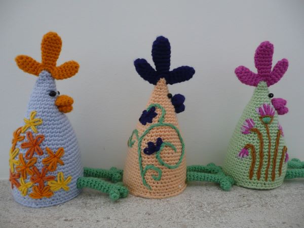 embroidered crochet hen easter egg cozy pattern