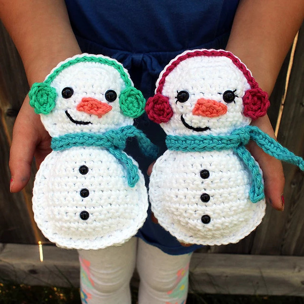 Two crocheted snowmen holding hands.