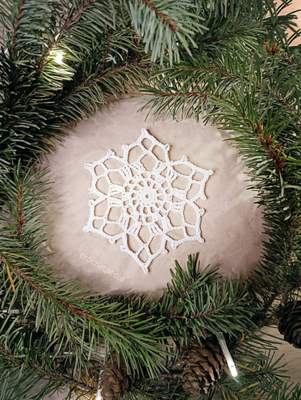 A snowflake is in the middle of a christmas tree.
