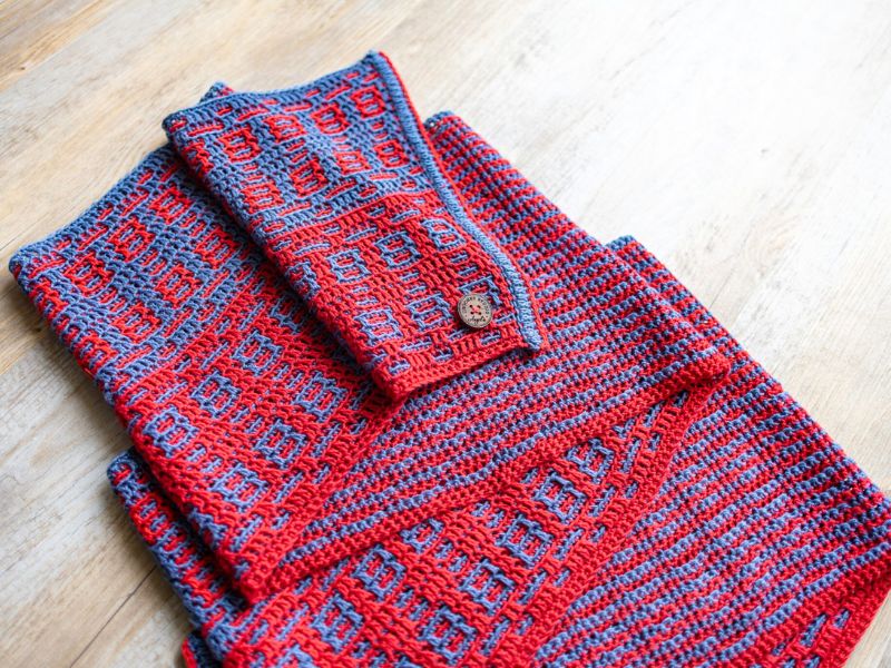 a crochet scarf with a mosaic design